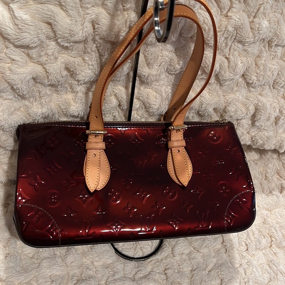 Louis Vuitton Rosewood Avenue Vernis shoulder bag in Stunning Amarante - Picture 14 of 16